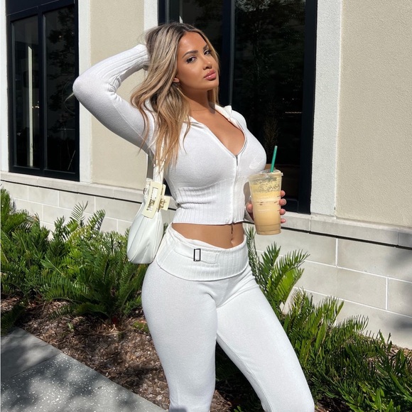 White Fox Boutique 2 Pc Set Not Over You / Frankie’s Knit Lookalike - Picture 2 of 6